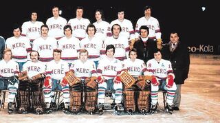 Das Mannschaftsfoto des MERC in der Saison 1974/75 – geschossen von Norbert Raffel.