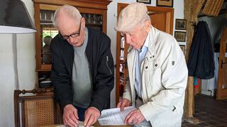 Beim Recherchieren in der alten Bauernstube: Rudolf Klee (l.) und Stadtbildpfleger Egon Lackner.
