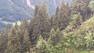 Die Schülerinnen und Schüler sowie die Lehrergruppe waren im Kleinwalstertal in Bergnot geraten.