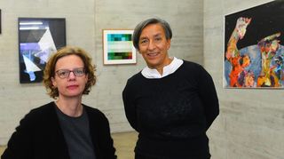Arbeit für die Kunst: Kim Behm (links) und Yvonne Vogel leiten den Port 25 gemeinsam (im Hintergrund sind Bilder der Ausstellung „Heimspiel 2“ zu sehen).