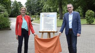 Gabriele Bindert, Bereichsleiterin Grünflächen und Friedhöfe beim WBL und Peter Nebel, Werksleiter.