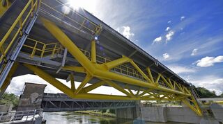 Das neue Hochwassersperrtor zwischen Ladenburg und Ilvesheim ist seit Mai regulär in Betrieb. Das alte im Hintergrund hat ausgedient.