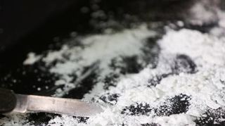 Zwischen Januar 2020 und Juni 2021 soll der Angeklagte aus seiner Wohnung heraus Marihuana, Haschisch und Kokain verkauft haben.