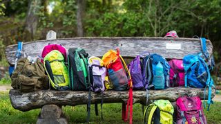Gegen einen eigenen Rucksack für jedes Kind spricht nichts - er sollte aber gut sitzen und nicht zu schwer gefüllt sein.