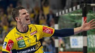 20 Sekunden vor dem Schlusspfiff ließen die Spieler beider Teams den Ball liegen und applaudierten für Andy Schmid, der vier Tore bejubelte (kleines Bild links) und mit seinem Sohn Levi an der Hand (kleines Bild rechts) in die Arena einlief.