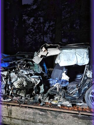 Der Unfallwagen, in dem drei Menschen starben.