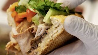 Das Sandwich Bánh-Mì ist ein vietnamesischer Streetfood-Klassiker.