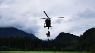 Zwei Menschen hängen an einem Rettungsseil (Symbolbild). Auch in Vorarlberg mussten Personen aus dem Berg geholt werden.