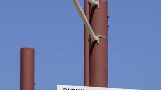 Ein Schild aus alter Zeit warnt vor herumfliegenden Softbällen.