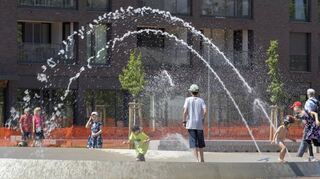 Wasserspiele auf dem alten Paradeplatz: Wo früher Militärs das Sagen hatte, erobern nach und nach Junge und Ältere den Raum.