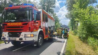 Die Feuerwehr Worms löschte das Kleinflugzeug, das nach dem Absturz in Flammen aufging.