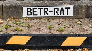 „Hier parkt der Betriebsrat“ signalisiert das Schild auf einem Unternehmensparkplatz.