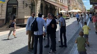 Grünen-Stadtrat Markus Sprengler (3. v. r.) besucht mit dem Mannheimer Reisetross die Altstadt von Czernowitz.