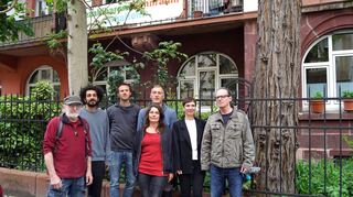 „Bezahlbaren Wohnraum erhalten“ will Mietergemeinschaft im Haus Stamitzstraße 7 (v.l.): Holger Wagner, Amre Elashmay, Dominik Czechowicz, Uwe Topmann, Karin Vocke, Sabine Willenbacher und Thilo Brechtmann.