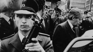 1977: Leben nur unter strengem Polizei-schutz.