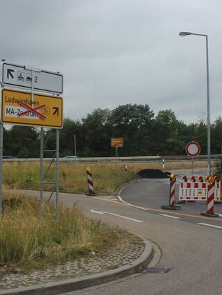 Stein des Anstoßes: gesperrte Auffahrt aus Rheinau-Süd auf die B 36.