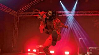 Musikalisch und inhaltlich ein Dropkick auf die Zwölf: das erste Deutschland-Konzert des australischen Soul-Rappers Genesis Owusu in Mannheim.