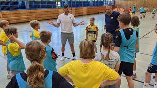 Das Training mit Handball-Stars wie Uwe Gensheimer (weißes Shirt) begeisterte die Kinder beim Löwen Camp.