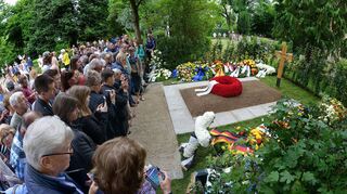 Zahlreiche Menschen besuchen am 2. Juli 2017, einen Tag nach der Beisetzung, die Grabstätte von Altbundeskanzler Helmut Kohl im Adenauerpark.