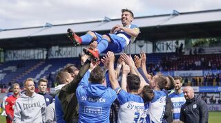11.05.2019, Hänsch-Arena, Meppen, GER, Fußball, 3. Liga, 37. Spieltag: SV Meppen vs Carl Zeiss Jena, zur Verabschiedung werfen die Spieler Kapitän Martin Wagner in die Luft.