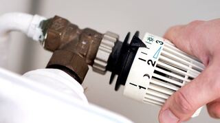 Die Energiekosten steigen drastisch. Selbst wer weniger heizt, wird um eine kräftige Preiserhöhung wohl nicht umhin kommen.