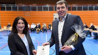 1. Februar: Christoph Oeldorf wird von seiner Stellvertreterin (und Konkurrentin im Wahlkampf), Fadime Tuncer, als neuer Rathaus-Chef verpflichtet.