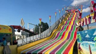24 Meter hoch, 58 Meter lang und acht Bahnen breit – beim Pfalzfest vor der Eberthalle wird auch die größte transportable Rutschbahn Europas aufgebaut.