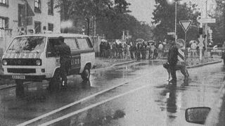 An den Tagen nach dem Vorfall war die Polizei stark vor der Asylbewerber-Unterkunft präsent. Dieses Bild erschien am 5. Juni 1992 im „MM“.