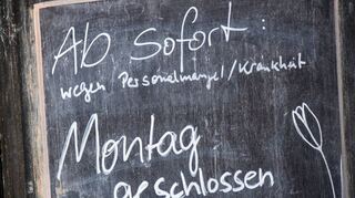 Wie dieses Symbolbild zeigt, müssen manche Betriebe wegen des Fachkräftemangels schon zu drastischen Mitteln greifen.