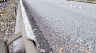 Markierungen der Ermittler am Mannheimer Unfallort und Spuren des Zusammenpralls am Tag nach dem Drama mit zwei Toten.