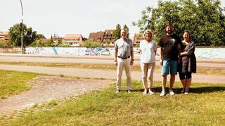 Kunstaktion an der Hochwassermauer: Gemeinderat Günter Tschitschke (v.l), Künstlerin Anna Siebert, Künstler Marius Ohl und Freundin Sabine.