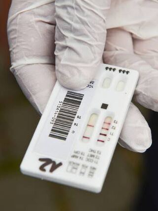 Ein Drogen-Schnelltest funktioniert wie ein Covid-Test und zeigt fünf Drogen an.