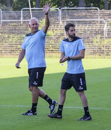 Der neue Waldhof-Trainer Christian Neid-hart (l.) betritt zusammen mit Assistent Theodoros Dedes den Platz.