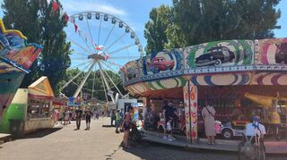 Seit Donnerstag lockt das Pfalzfest mit jeder Menge Fahrgeschäften und Leckereien.