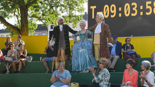 Theater inszeniert Umweltdemo mit historischen Persönlichkeiten: v.l. Oliver El Fayoumy als Anton Wilhelm Amo, Carmen Zehentmeier als Maria Theresia und Fabian Gerhardt als Cosimo Alessandro Collini.