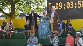 v.l. Oliver El Fayoumy als Anton Wilhelm Amo, Carmen Zehentmeier als Maria Theresia und Fabian Gerhardt als Cosimo Alessandro Collini beim "Mannheimer Sommer".