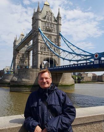 An einem Wahrzeichen: Autor Konstantin Groß vor der Tower Bridge.