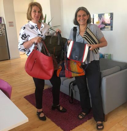 Sammeln die guten Stücke von der Edelmarke bis zur sportlichen Rucksacktasche: Ute Münch (l.), Erste Vorsitzende des Deutschen Frauenrings Mannheim, und Amalie-Leiterin Astrid Fehrenbach.
