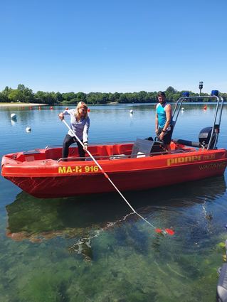 Hygienekontrolleurin Sarah-Vanessa Samuelsen mit Schwimmmeister Markus Hester bei der Entnahme einer Wasserprobe am Weinheimer Waidsee.