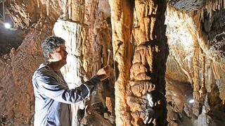 In der „Grotta della Meravigle“ lässt Führer Pompeo die Tropfsteine erklingen.