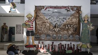 Im Hallenbad-Ost in Kassel-Bettenhausen präsentiert sich großflächig das indonesische Künstlerkollektiv „Taring Padi“ auf der Documenta.