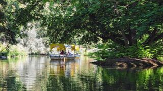 Eine romantisch-entspannende Fahrt mit den Kunststoffbooten, seit 1975 eine Attraktion im Luisenpark, ist nur noch heute und dann wegen Bauarbeiten bis August nicht möglich.