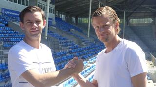 Neu beim SV Waldhof: Sportchef Tim Schork (l.) begrüßt Neuzugang Bentley Baxter Bahn nach der Vertragsunterzeichnung im Carl-Benz-Stadion.