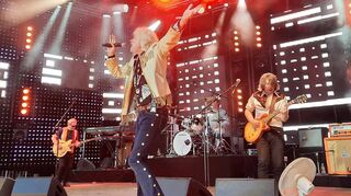 Bob Geldof, in den 1980er Jahren Initiator der legendären Live-Aid-Konzerte, ist zum Auftakt des SWR Sommerfestivals mit den Boomtown Rats – Gitarrist: Garry Robert, Bassist Pete Briquette und Schlagzeuger Simon Crowe – zu erleben.