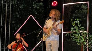 Nach Auftritten im Vorprogramm von Dermot Kennedy und Sophie Hunger spielte Paul Gerlinger mit Cellistin Juliane Herzer ganz entspannt auf der Sommerbühne des Karlstorbahnhofs.