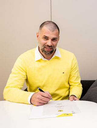 Der Neu-Löwe Dragan Jerkovic bei seiner Vertragsunterschrift.