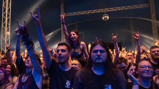 Hunderte schwitzende Fans feierten das Festival bis in den tiefen Abend.