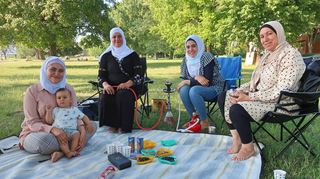 Entspannung an den Rheinterrassen: Aisha (2. v.r.) kommt oft mit Freundin, Mutter und Tante zum Picknicken ans Ufer.