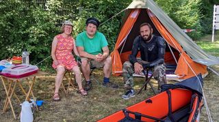Für Ehepaar Jane (v.l.) und Jörg, hier mit Besucher Dennis (r.), ist Flusswandern auf dem Neckar mit Faltboot und Klepperzelt pure „Entschleunigung“.