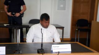 Der 29-Jährige aus Biblis hat die fahrlässige Tötung von drei Menschen eingeräumt – nicht aber den Vorwurf des illegalen Autorennens.